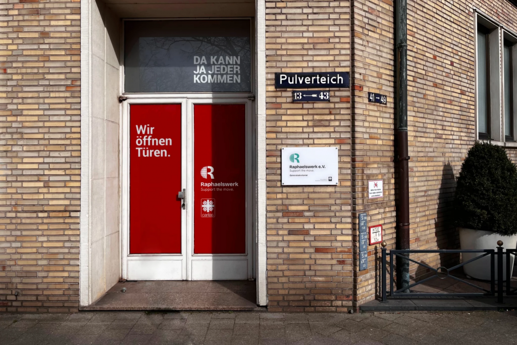 Im Jahr 2025 leistete das Raphaelswerk einen aktiven Beitrag zur Sichtbarkeit der Caritas Jahreskampagne "Wir öffnen Türen". Dafür wurde unter anderem die Eingangstür entsprechend gestaltet.