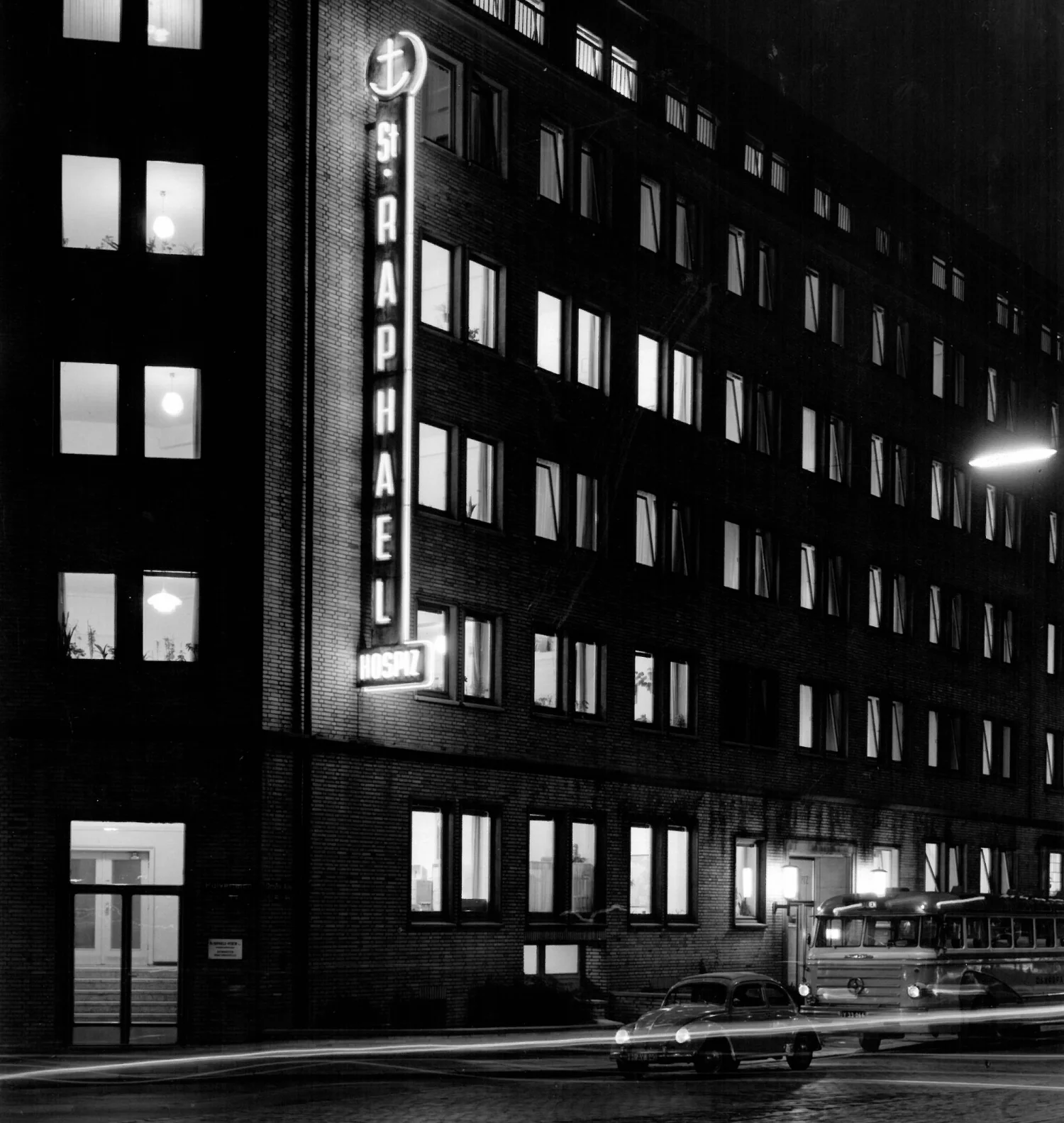 St. Raphael-Hospiz in Hamburg bei Nacht, ca. 1960er Jahre